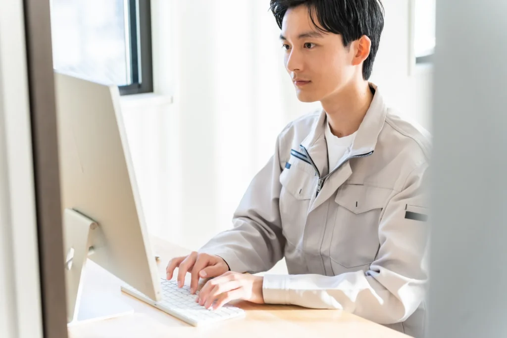 設計している作業員