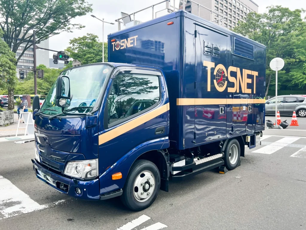 ラッピングされたトラック